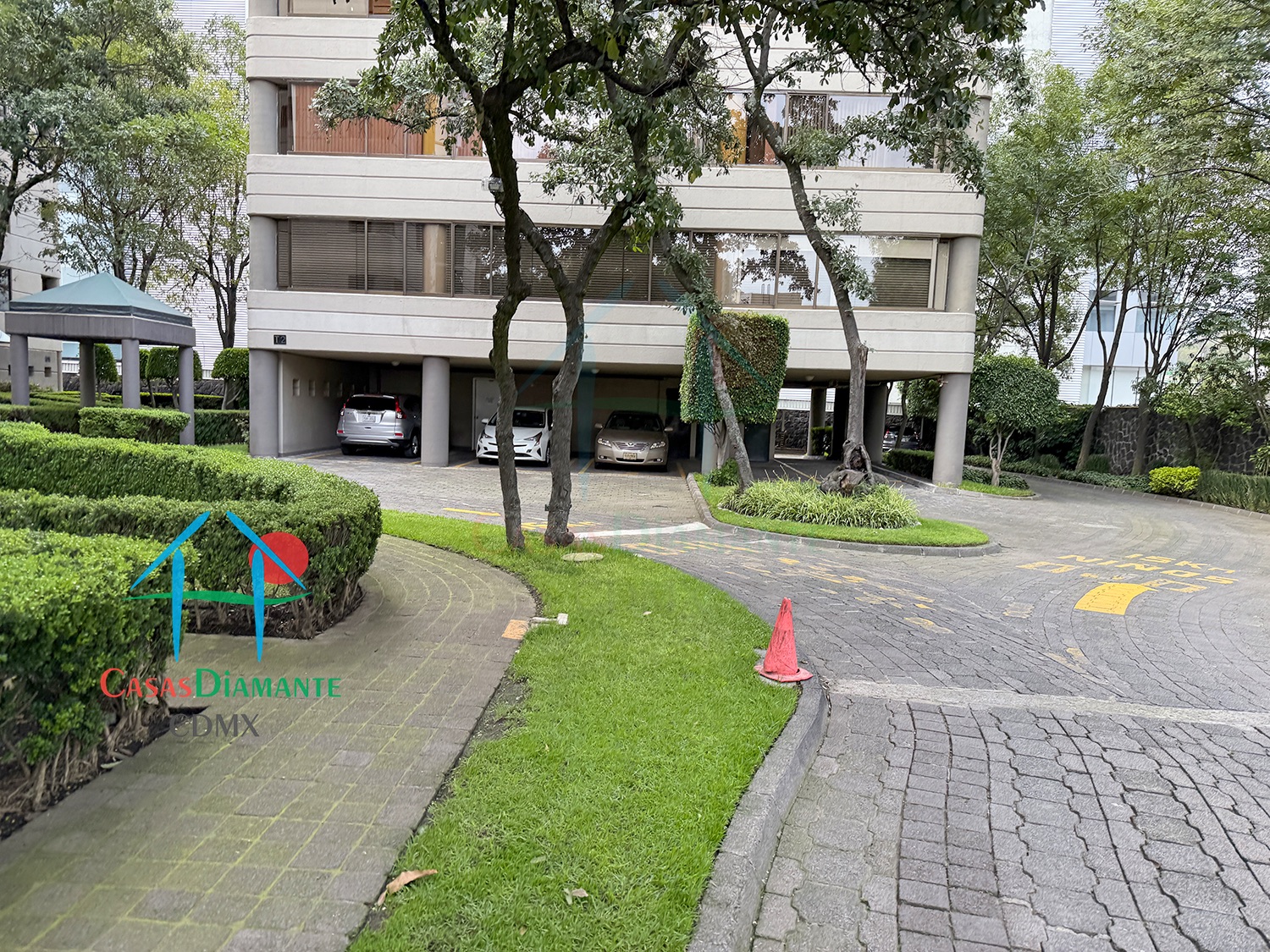 Edificio Jardines en la montaña - Estacionamiento 1